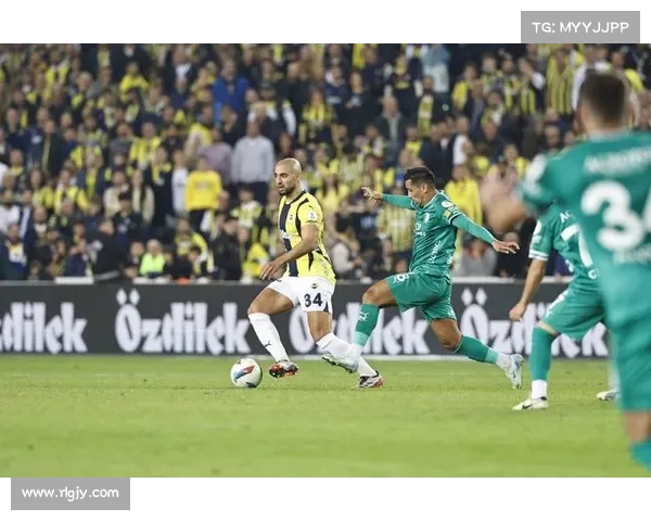 费内巴切球迷致敬穆帅赛后掌声雷动十分钟感动全场